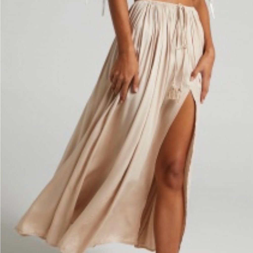 Elegant Beige Maxi Skirt with Side Slit